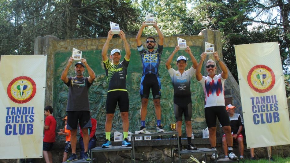 Ramiro Sottile en lo más alto del podio. EL azuleño fue el ganador de la categoría Master C1. Foto: gentileza Facebook Ramiro Sottile.