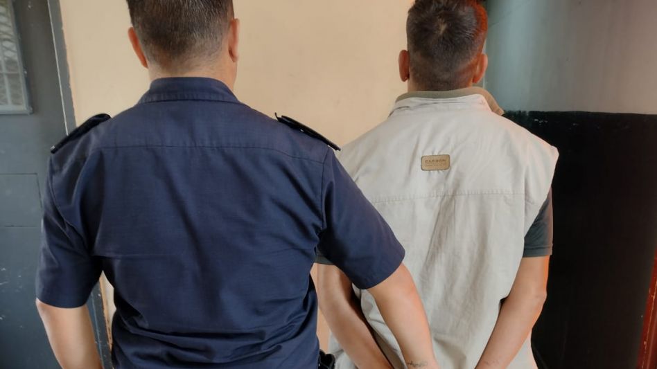 El presunto autor de un robo en una vivienda resultó aprehendido. Además, la Policía recuperó los elementos que fueron sustraídos. FOTOS: SECCIONAL PRIMERA AZUL/PBA