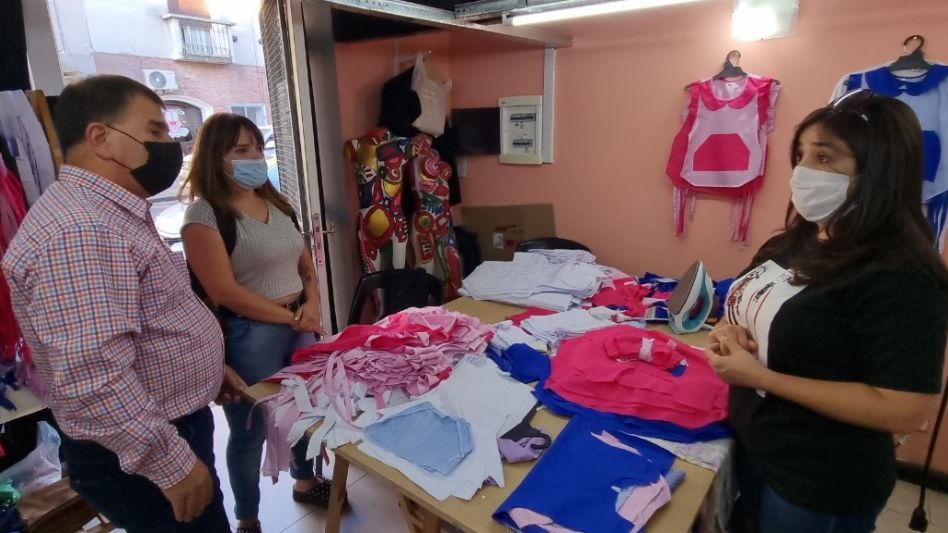 El intendente visitó la cooperativa Hecho en Azul donde están confeccionando guardapolvos para el municipio