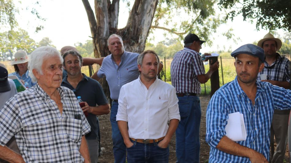 Hugo Arístegui y sus hijos Sebastián y Juan Cruz en el remate 30° Aniversario.