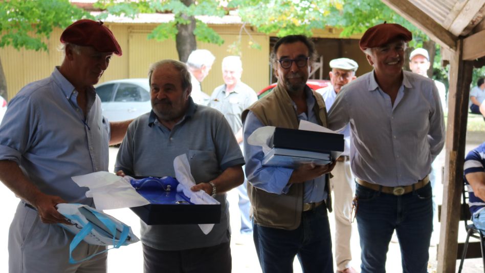 Alfonso Bustillo, presidente de Angus, Néstor I. Goenaga, Julio Ruiz y Manuel Olarra Lynch, vicepresidente de Angus, durante el reconocimiento de la entidad a los consignatarios locales.