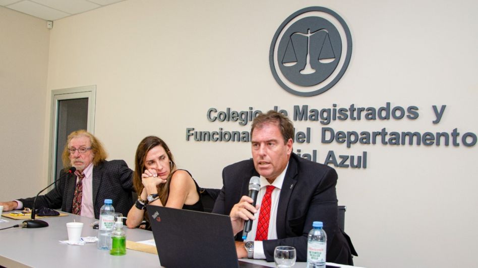 En la imagen, de izquierda a derecha, los jueces de Casación Fernando Mancini, María Florencia Budiño y Mario Kohan, durante su visita a Azul hace tres días. FOTO: NACHO CORREA