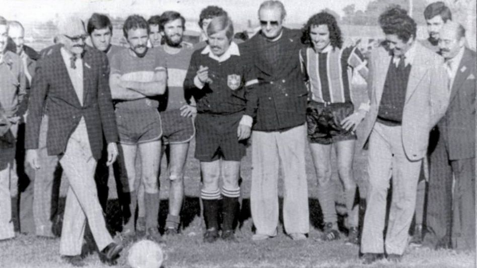 Bajo la presidencia de Ros, Boca inauguró su cancha el 25 de mayo de 1981 y quien dio el puntapié inicial para el partido entre combinado local y Chacarita, fue Infantino. Foto: archivo-El Tiempo. 