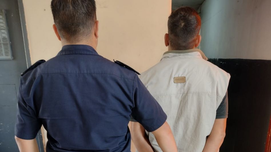 Transitoriamente, el acusado de cometer este robo sigue detenido en la comisaría primera local. FOTOS: SECCIONAL PRIMERA AZUL/PBA
