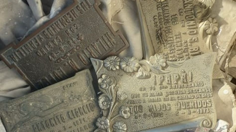 Los acusados de haber cometido este hecho fueron arrestados en el cementerio hoy martes por la tarde. En su poder se incautaron cinco placas de bronce. FOTOS: CPA/PBA