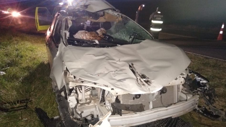La mujer que está en el Pintos viajaba con su marido en un Toyota Corolla que, en primer término, impactó contra los caballos. FOTOS: SUBCOMISARÍA CHILLAR/PBA