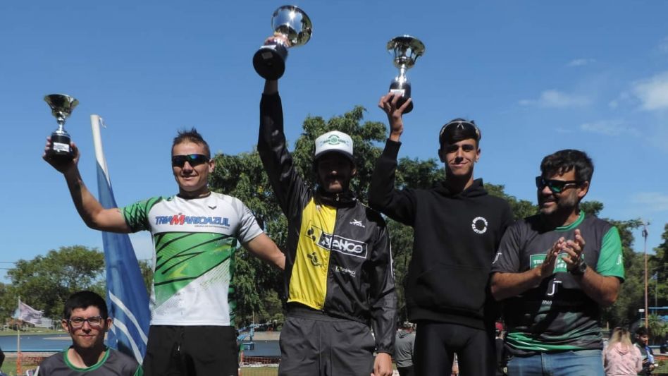 El azuleño Lucas Martini (primero de izquierda a derecha) llegó tercero en el Triatlón Short ?Ciudad de Azul?. Foto: gentileza FACEBOOK INDOOR SPINNING EVENTOS