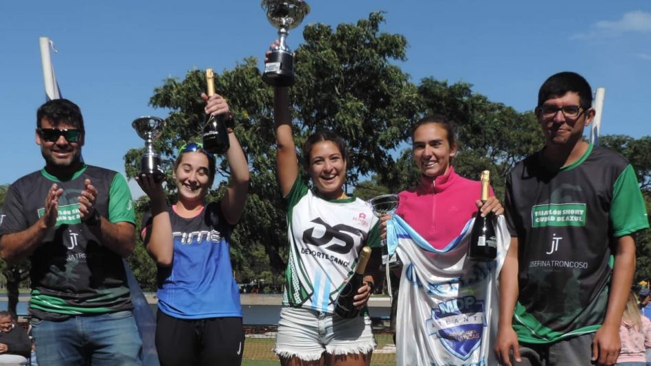 Eugenia Botto (centro) fue la mejore en Damas. Foto: gentileza INDOOR SPINNING EVENTOS.