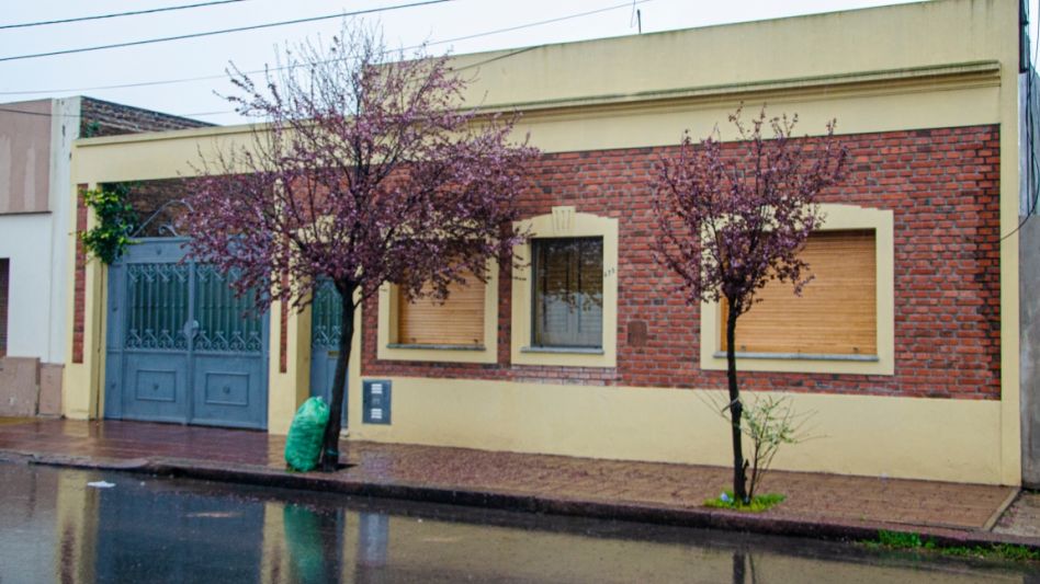 La casa donde vive el médico está situada sobre la calle Lavalle de Azul. En ese lugar, la víctima fue apuñalada por la mujer que ahora cumple arresto domiciliario. ARCHIVO/NACHO CORREA