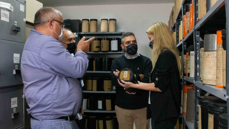 El director ejecutivo de ARBA, Cristian Girard; la gerenta general de Catastro y Geodesia de la Agencia de Recaudación, Gabriela Novak; junto a trabajadores del Departamento de Archivo de Planos.