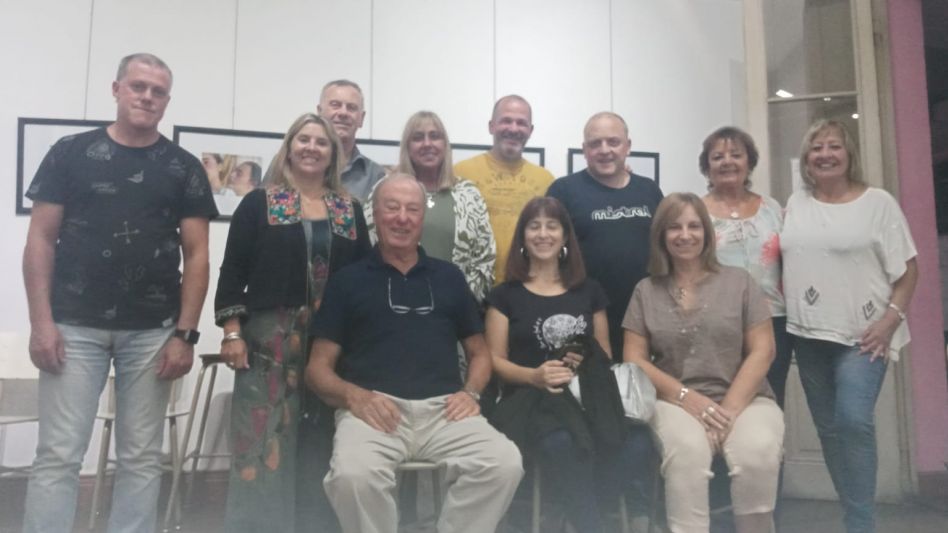 Los esperamos para formar un nuevo grupo, un coro que quiere renovarse con muchas ganas de cantar, subrayó el director del coro Matices Juan Loza.   GENTILEZA VIRGINIA ALETTI 