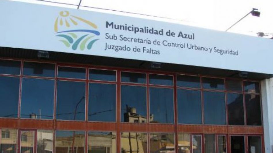 "Hay decenas de empleados de gusto y con mis 82 años tengo que hacer una cola de una cuadra"