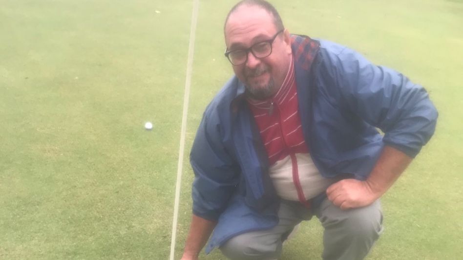 Adolfo Tomaselli celebra que realizó un hoyo en un solo golpe. Lo hizo en el torneo Par 3, donde se impuso en la categoría de 17 al máximo. Foto: gentileza GCA.