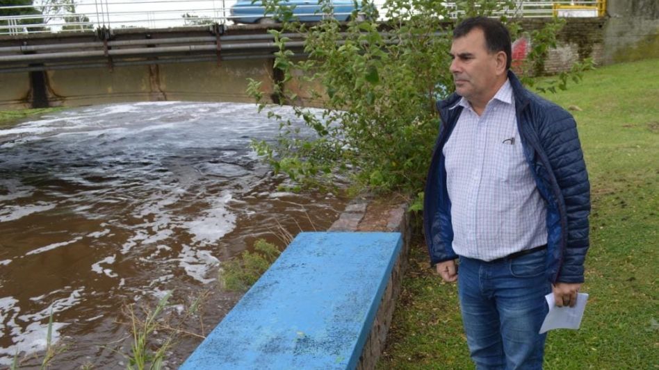 El intendente Hernán Bertellys, este viernes que pasó, cuando recorrió el sector del puente San Benito. PRENSA MUNICIPAL