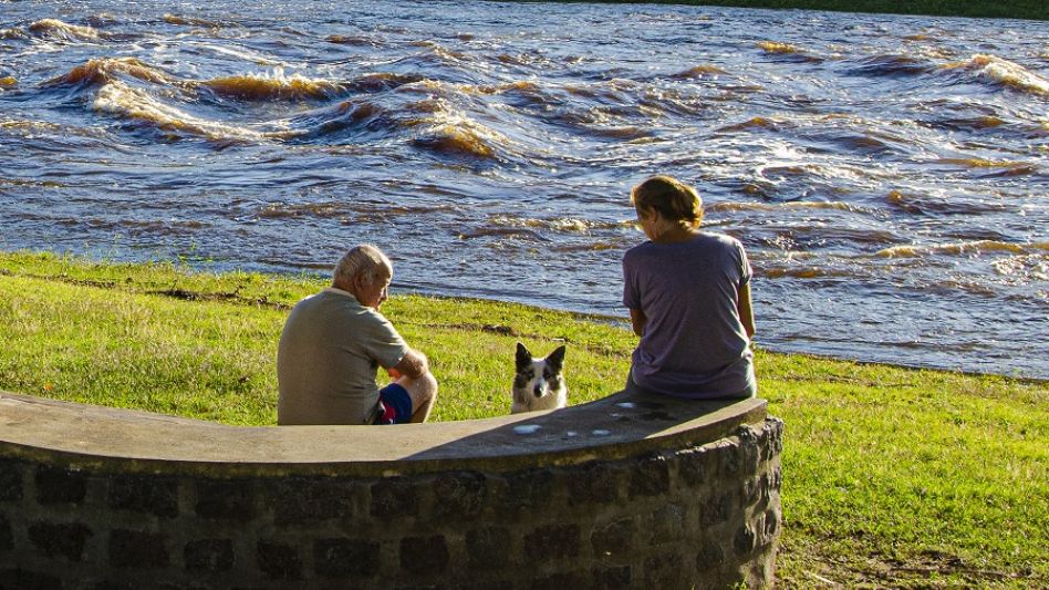 Las imágenes reflejan la manera en que corría el agua del Arroyo Azul en la tarde de ayer, en la zona de la Costanera.  FOTOS: NACHO CORREA