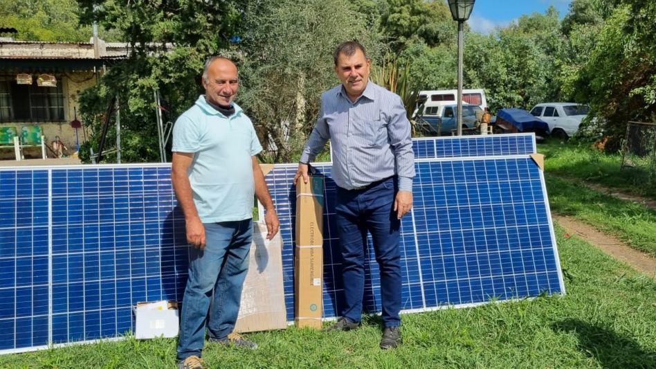 El intendente Hernán Bertellys y Marcelo Draghi, el productor hortícola que recibió este kit de herramientas entregado desde el Municipio. FOTOS: PRENSA MUNICIPAL