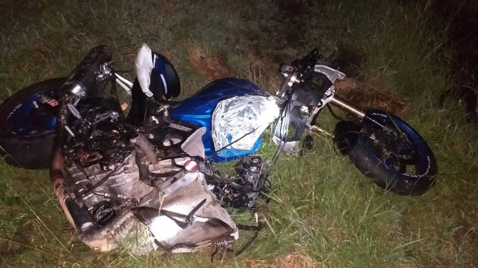 Un hombre que manejaba una moto y vive en Olavarría resultó  lesionado en este siniestro vial, sucedido ayer sábado poco antes de las 20.30 horas. FOTOS: VIAL AZUL/PBA