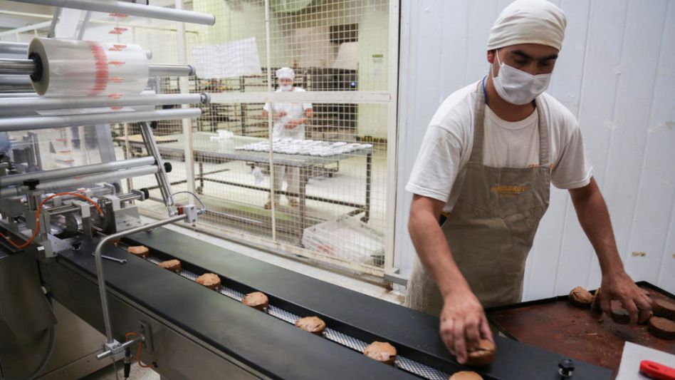 La industria pyme creció un 3,6% con respecto a enero, pero cayó un 6,3% interanual