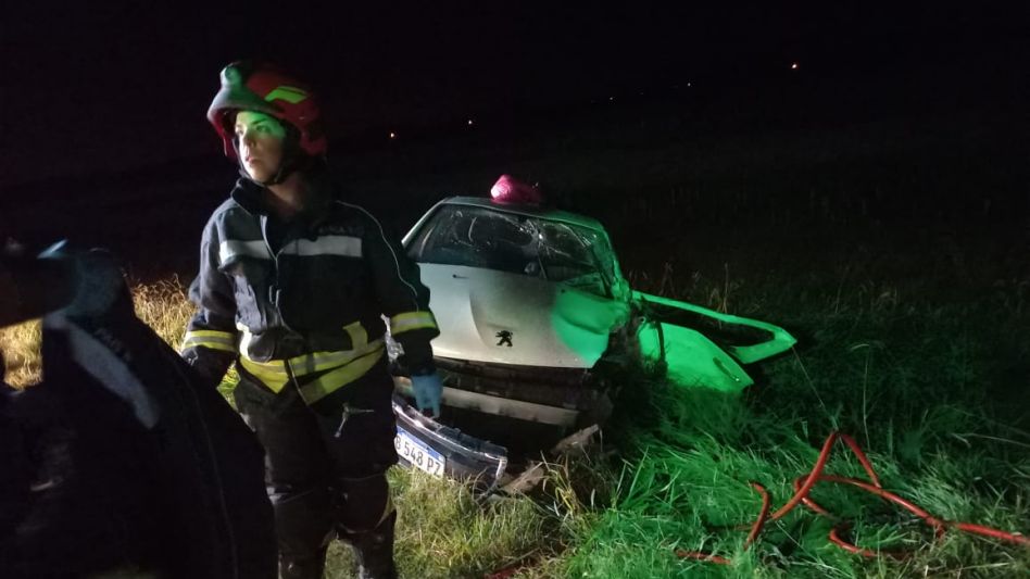 Los ocupantes del auto, un varón y dos mujeres, tuvieron que ser hospitalizados. FOTOS: VIAL LAS FLORES/PBA