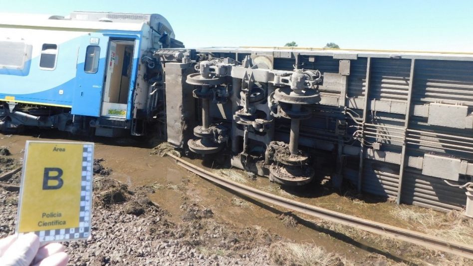 Uno de los vagones del tren que se descarriló el pasado 8 de marzo había volcado. Aquel siniestro, en jurisdicción de Olavarría, derivó en que varios pasajeros sufrieran lesiones. JUZFED 1 DE AZUL