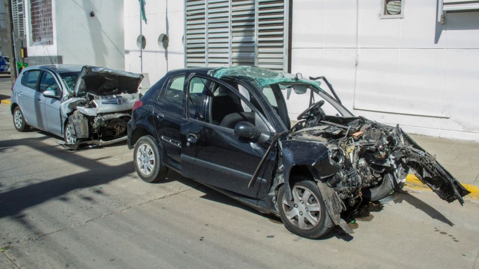 Los estados en que habían quedado los vehículos involucrados en este choque. La violenta colisión entre ambos rodados dejó como saldo cuatro personas fallecidas. NM/ARCHIVO EL TIEMPO