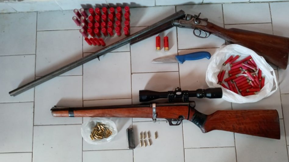 Una escopeta, una carabina, proyectiles y un cuchillo secuestró la Policía. ARCHIVO/EPDS AZUL/PBA