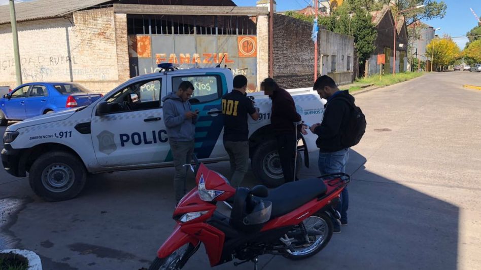 Un hombre y su sobrino, los acusados de un robo sucedido el pasado viernes en Moreno entre Olavarría y Puan. Van a ser indagados mañana miércoles. FOTOS Y VIDEOS: DDI AZUL/PBA
