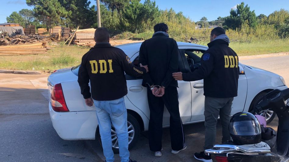 Policías de la DDI Azul detuvieron al condenado en la localidad de Ostende. FOTO: DDI AZUL/PBA