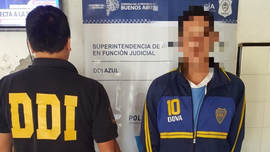 Los imputados por este robo. Al mayor de los Díaz lo llevaron ayer a la Estación de Policía Comunal de Tapalqué. Su sobrino está detenido en la comisaría primera de Azul. FOTOS: DDI AZUL/PBA