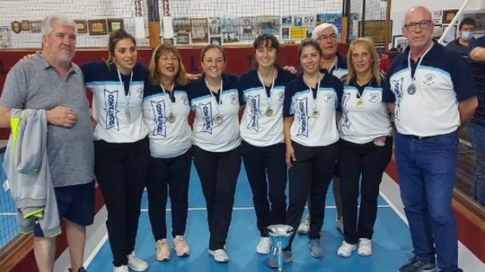 Como técnico del equipo de Buenos Aires se desempeñó Hugo Milione. Las chicas hicieron historia en la modalidad tercetos. Foto: gentileza La Voz Deportiva.
