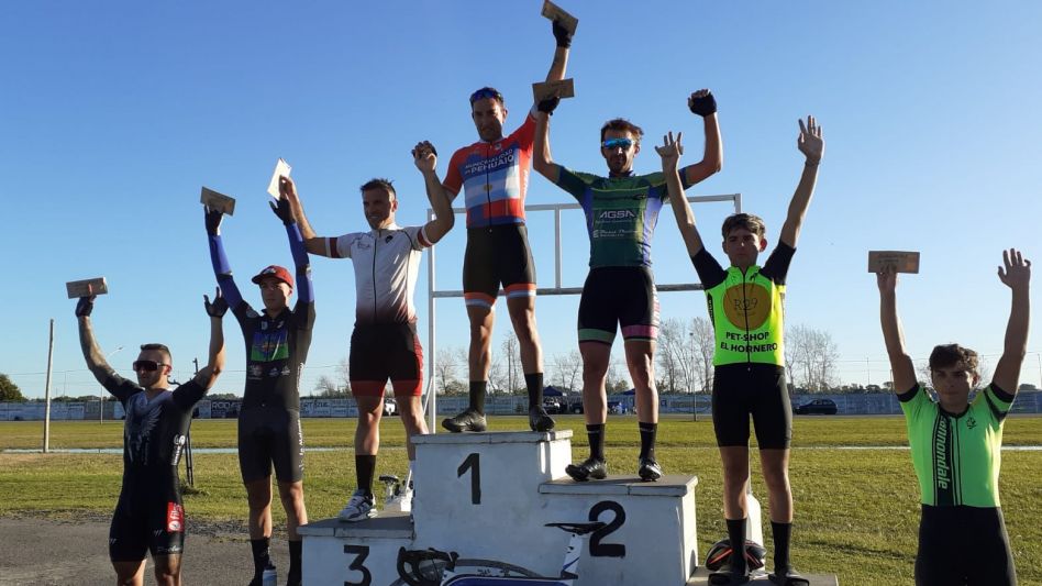 Cejas se subió a lo más alto del podio en la Elite. La carrera fue organizada por el Club Ciclista Azuleño, que contó con una gran convocatoria. Foto: gentileza CCA,