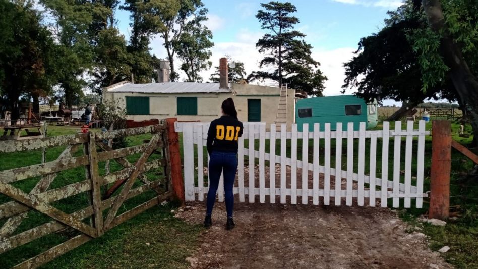 Una mujer que tiene 36 años y vive en el inmueble allanado es la investigada en esta causa. FOTOS: DDI AZUL