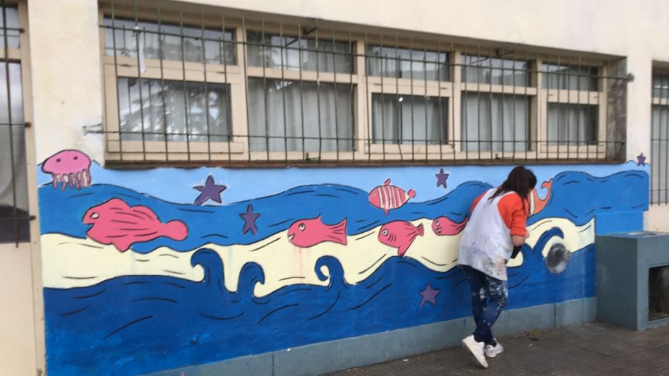 YPF Luz colaboró para reacondicionar un mural en la Escuela N°28 "Hipólito Yrigoyen"