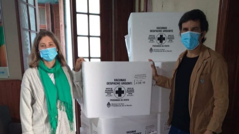 El titular de Región Sanitaria IX, Lic. Ramiro Borzi junto a las cajas en las que llegaron las primeras vacunas contra la gripe.    FACEBOOK/REGIÓN SANITARIA