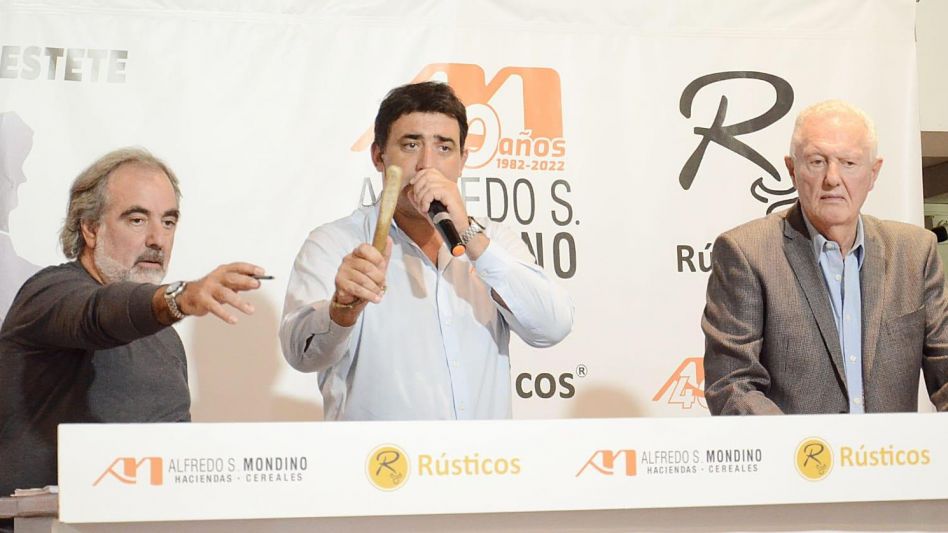 Sergio Amuchategui, el martillero Roberto Mondino y su padre Alfredo S. Mondino, en la reciente venta de la casa cordobesa.