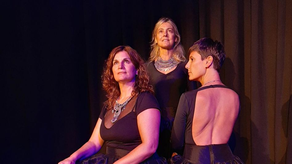 Vanesa Éboli, Gabriela Yannelli y Natalia Martín vuelven al escenario de La Salita con Medea, caminos de fuego y agua en adhesión al Día Mundial del Teatro. 