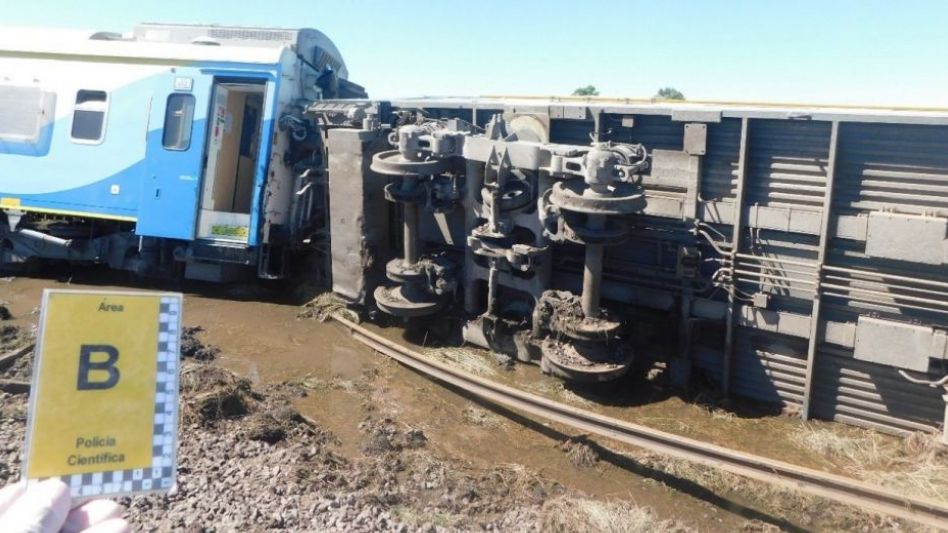 Uno de los vagones del tren que se descarriló el pasado 8 de marzo había volcado. Aquel siniestro, en jurisdicción de Olavarría, derivó en que varios pasajeros sufrieran lesiones. JUZFED 1 DE AZUL