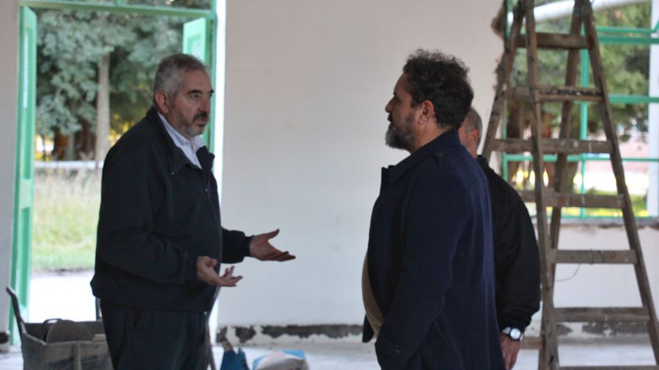 El ingeniero Oscar Espinosa, director de FANAZUL, e Iván Durigón, presidente del Directorio de Fabricaciones Militares, durante la visita del funcionario a esta ciudad.