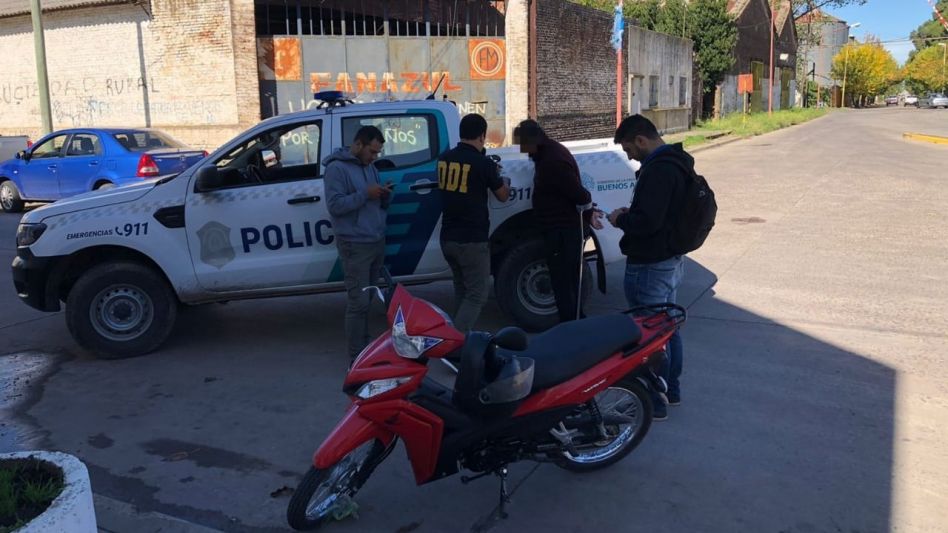 El mayor de los imputados que tiene esta causa penal, que había sido detenido el martes de la semana anterior en Avenida Perón y Alberdi, sigue preso en la Estación de Policía Comunal de Tapalqué.  AR