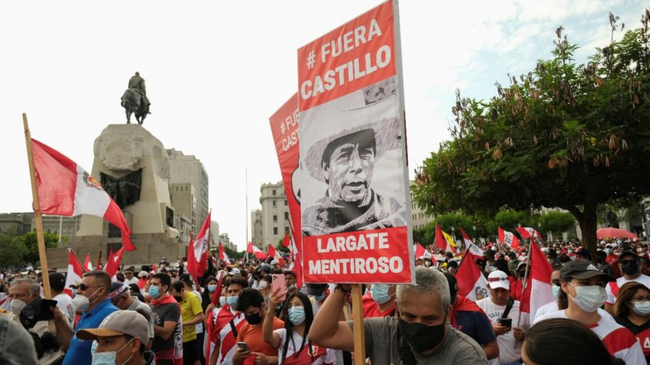 Crisis política en Perú: movilización en Lima contra el toque de queda que impuso el presidente Pedro Castillo. Foto: gentileza Infobae.