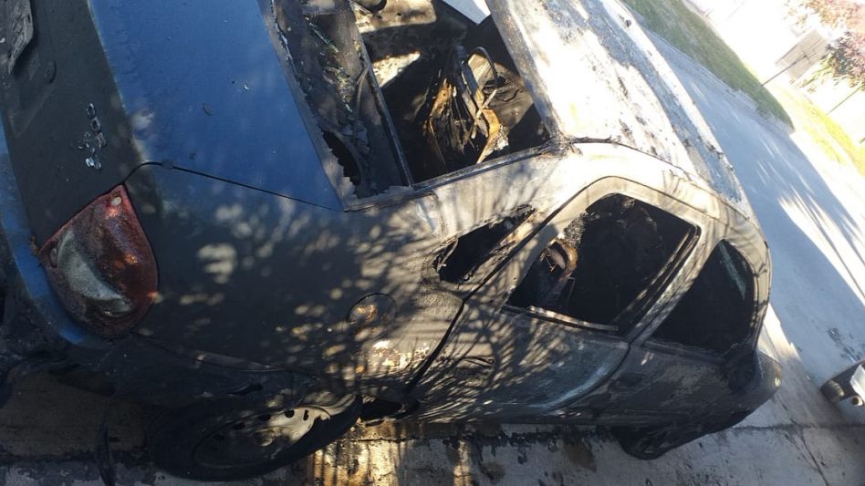 Incendio intencional destruyó un automóvil
