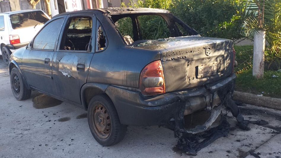 El estado en que quedó el Chevrolet Corsa incendiado. Para combatir las llamas intervino una dotación del Destacamento Bomberos local. FOTOS: MATEO BILLOLDO