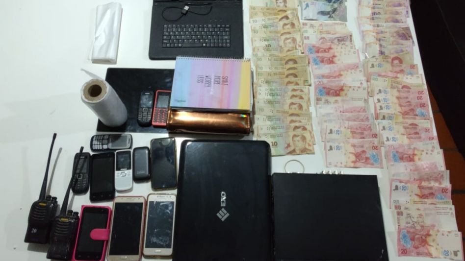 Más de treinta gramos de cocaína, teléfonos celulares y una computadora fueron incautados por la policía. SECCIONAL PRIMERA AZUL/PBA