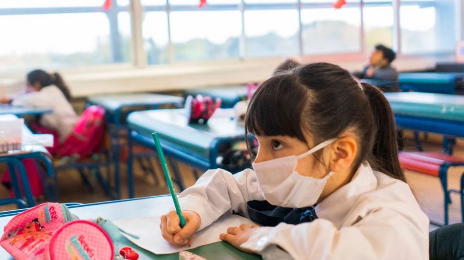 El uso de barbijos pasa a ser optativo en ámbitos educativos y laborales de la provincia de Buenos Aires