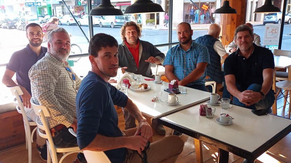 Guillermo Castello, ayer durante la reunión que mantuvo en un bar céntrico de esta ciudad con referentes locales de Avanza Libertad. GENTILEZA/GUSTAVO CRUZ 