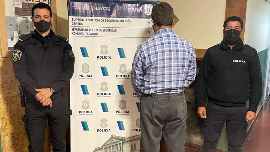 Un trabajador municipal que vive en Tapalqué está acusado de abusar de una menor. Lo detuvieron este lunes que pasó y ayer fue traído a los tribunales de Azul para ser indagado. POLICÍA TAPALQUÉ