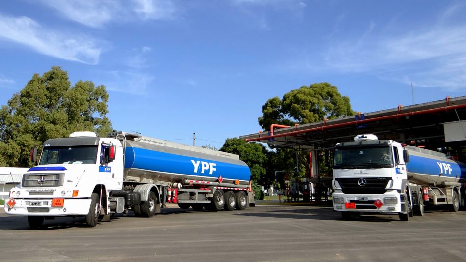YPF promete importar más gasoil y le pasará producto a la competencia para aliviar su red