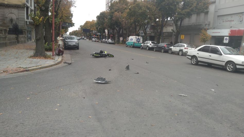 El conductor de una moto resultó con lesiones por un siniestro vial sucedido hoy después del mediodía en la zona céntrica. FOTOS: CPA/PBA