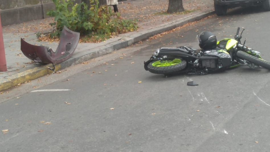 Chocaron un auto y una moto: un lesionado   