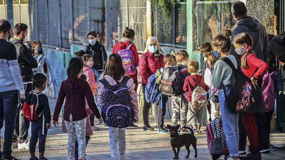 Recomendaciones de kinesiólogos para evitar molestias por mal uso de las mochilas